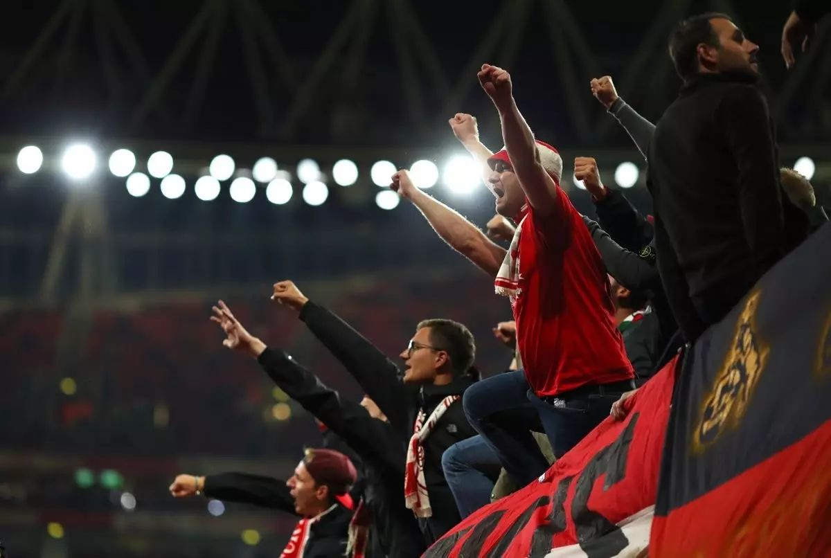 包含科隆球迷齐聚球场,助威支持球队的词条 包含科隆球迷齐聚球场,助威支持球队的词条