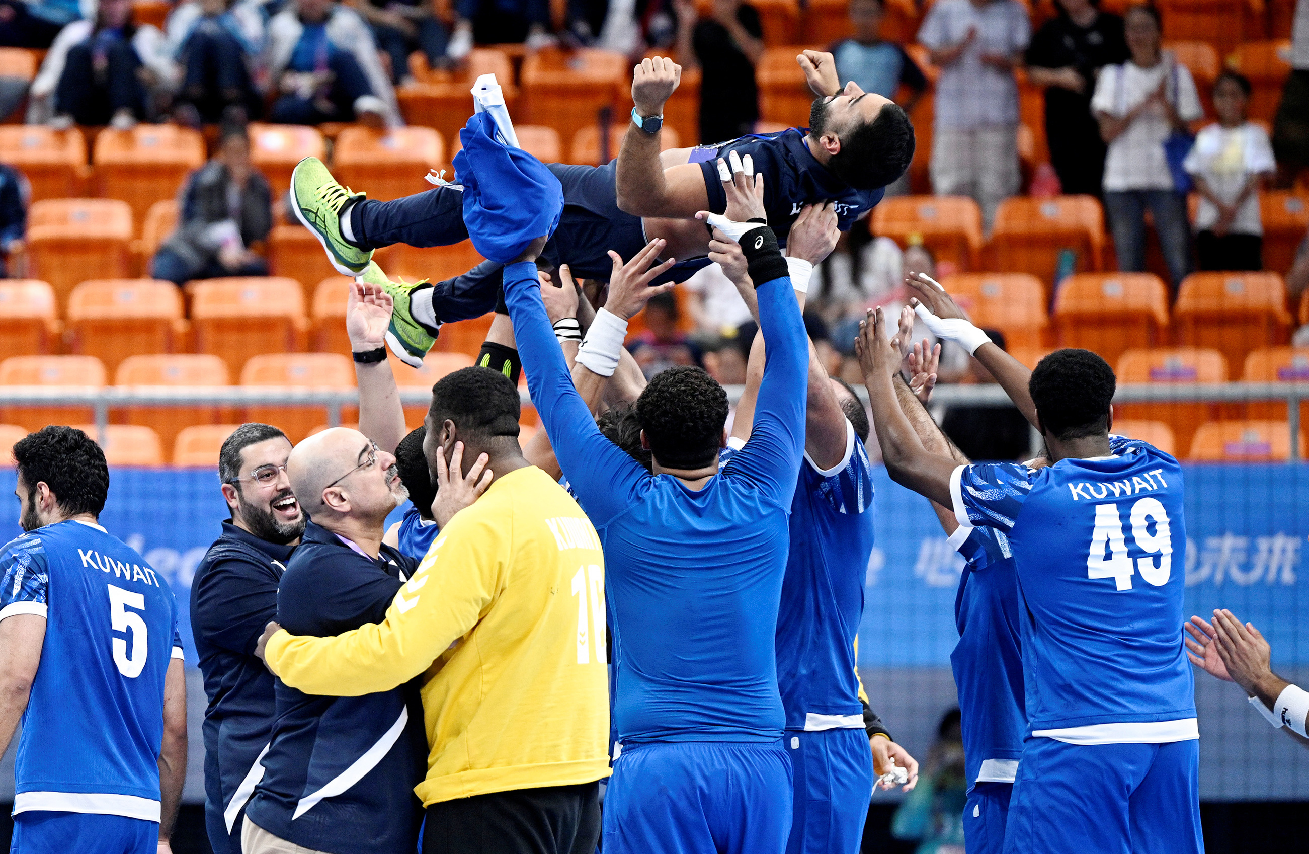 包含科隆球迷齐聚球场,助威支持球队的词条 包含科隆球迷齐聚球场,助威支持球队的词条