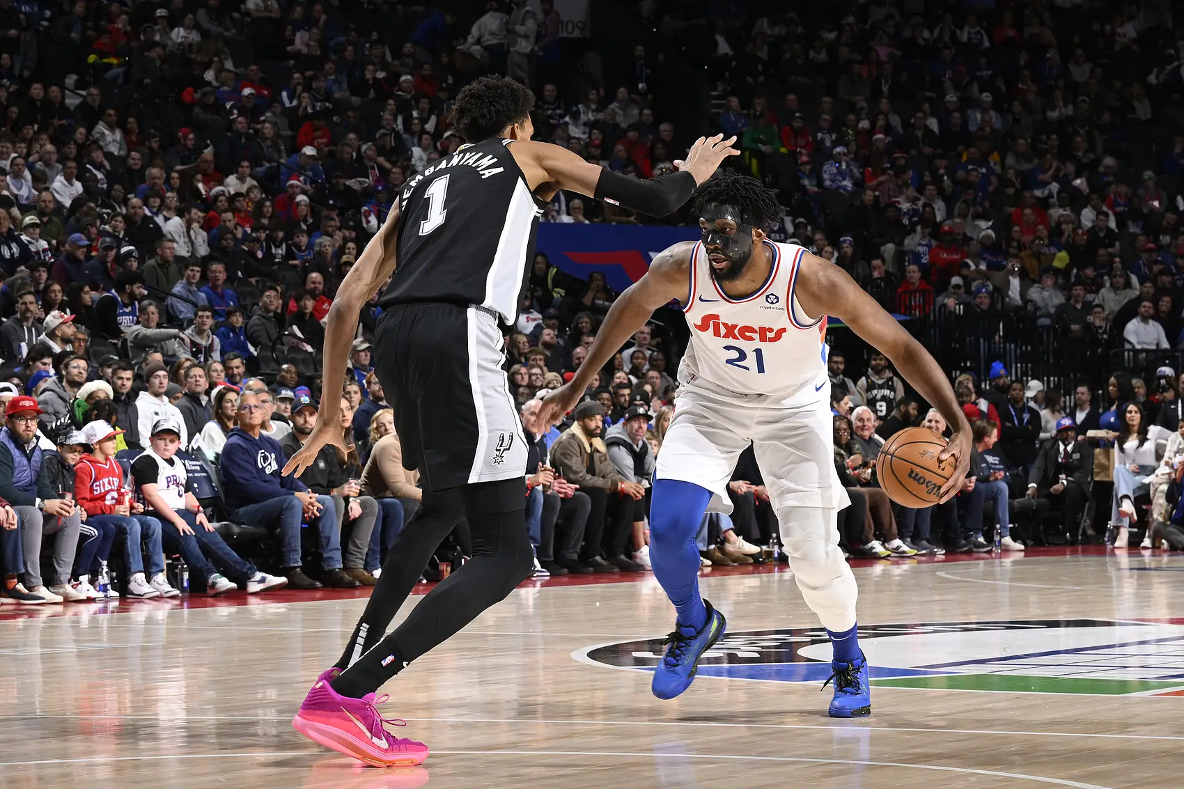 黄蜂队利用主场之利击败马刺队 黄蜂队利用主场之利击败马刺队