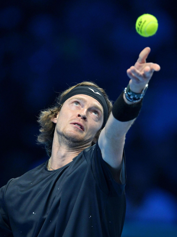 欧洲网球队鏖战日本网球队，梅德韦杰夫制霸全场