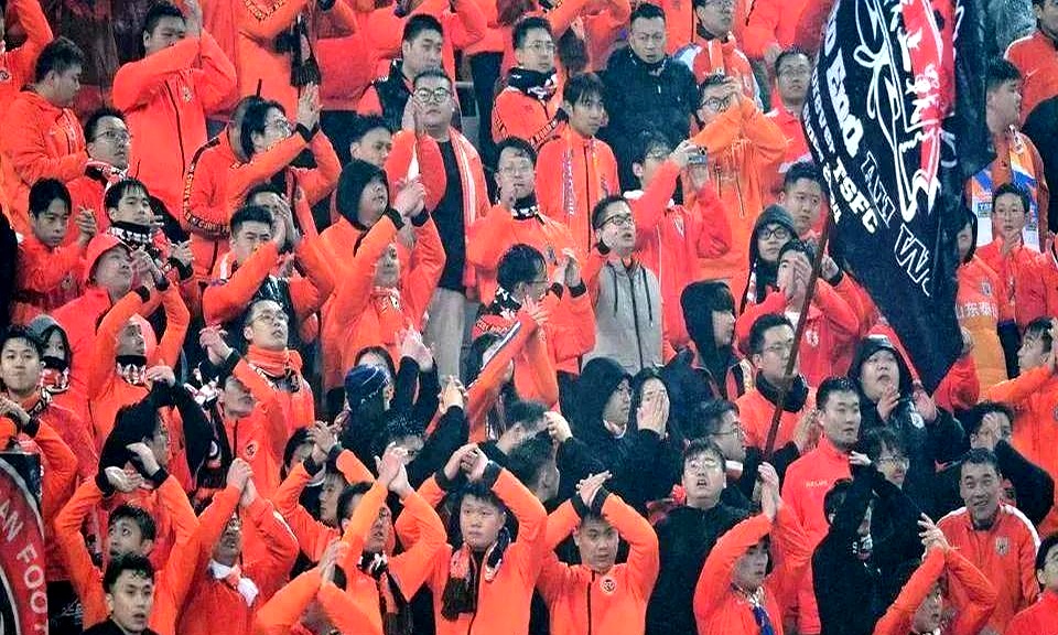 裁判临场抉择引发争议,球迷热议不休 裁判临场抉择引发争议,球迷热议不休